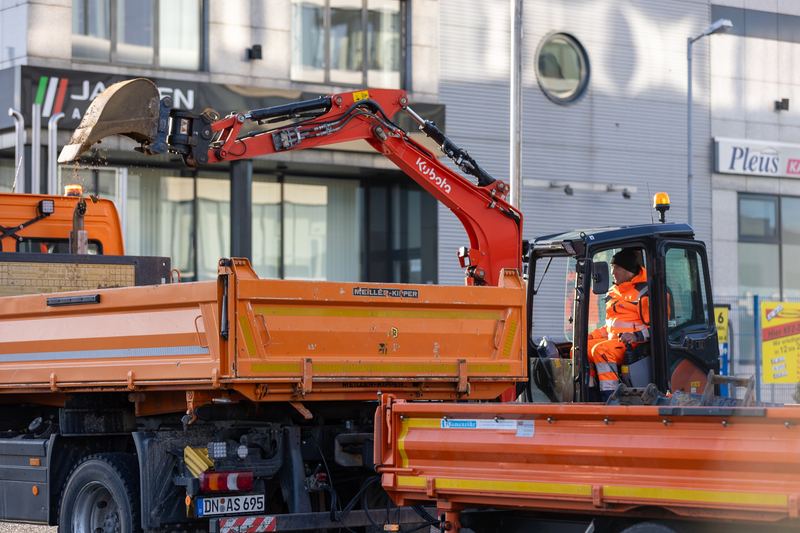 Kipper mit Ladekran im innerstädtischen Einsatz